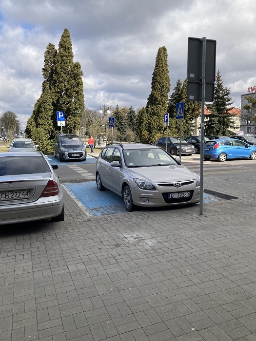 Parking dla osób niepełnosprawnych przed budynkiem delegatury Wojewódzkiego Inspektoratu Inspekcji Handlowej w Chełmie